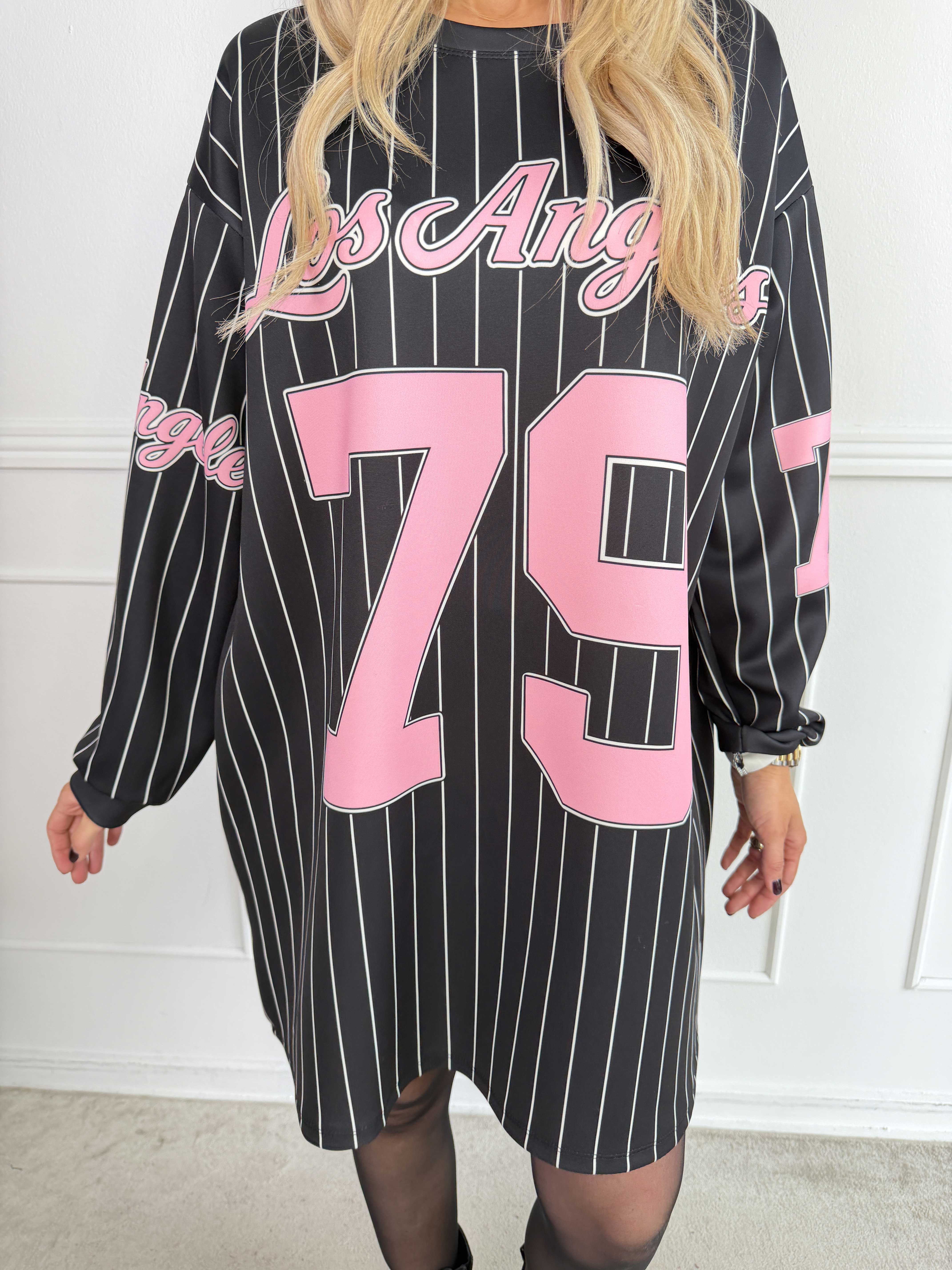 Andrea Long Sleeve - Plus size kjole i viskoseblanding med sporty baseball-inspireret design